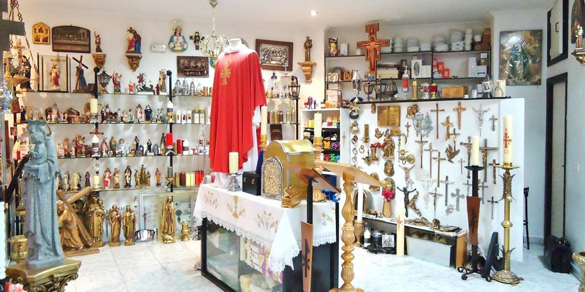 Tienda de artículos religiosos en Marín.